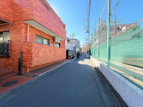 【現地前面道路２０２５年２月撮影】