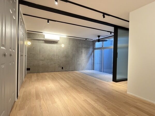 地下1階、洋室2部屋は引き戸を開放することで、約14帖の空間として一体利用することも可能です。