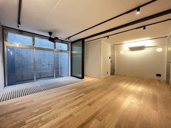洋室約8帖の床の一部には、グレーチングが施されています。地下1階には4か所収納が設けられています。