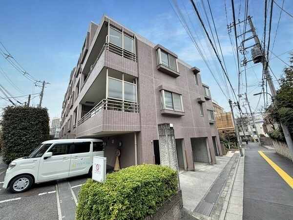 広大な敷地を誇る都立戸山公園が約370m。生活利便性の良い立地でありながら、自然が身近な住環境です。
