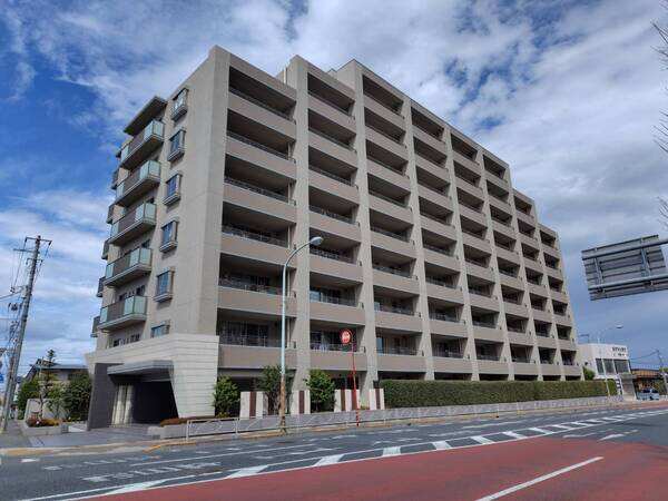 地上9階建、三菱地所分譲・東亜建設工業施工・三菱地所コミュニティ管理の「パークハウス」シリーズ。