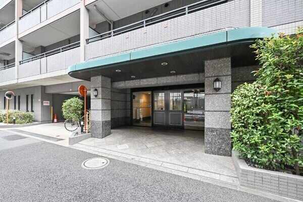 モニタ付インターホンやオートロック付で、防犯面に配慮されています。不在時に役立つ宅配ボックス有。