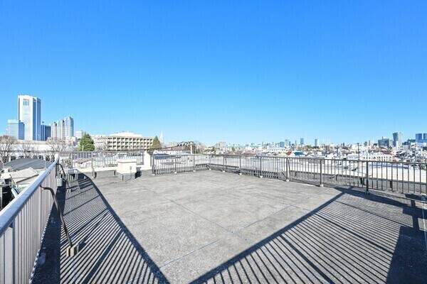 利便性の高い都心にありながら、大空開ける開放感に満ちた屋上付きの住まい。多用途にご活用いただけます。