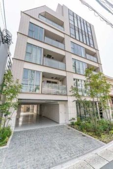 東急田園都市線「用賀」駅徒歩2分。6階建の5階部分、ルーフバルコニー付きの北西向き角住戸です。