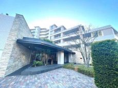早稲田通り南側に位置し、北西側に中野区立おかのうえ公園、南東側に神田川がある落ち着いた住環境です。