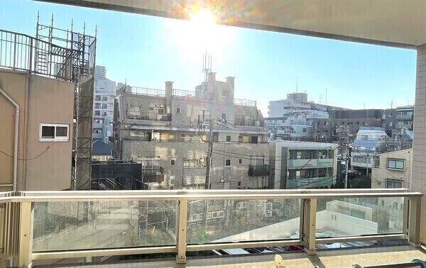 南西向き4階角住戸につき、陽当り・通風良好。各洋室をはじめ、洗面室やLDKにも収納が備わっています。