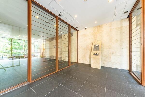 ダブルオートロックが採用され、玄関扉とFixを除くすべての窓にも、防犯センサーが設置されています。