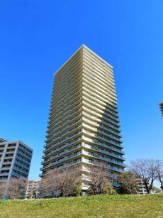 三菱地所他6社による共同開発。広い敷地に6棟が建ち並ぶ、総戸数965戸の大規模レジデンスです。
