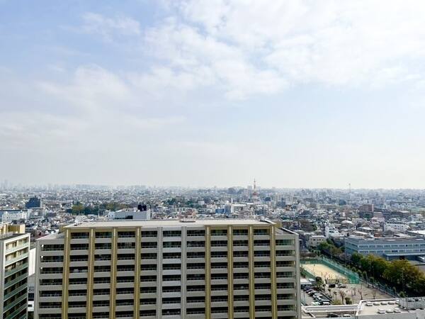 28階建16階部分。東京湾方面の街並みを照らす朝日や東京タワーを望む眺望です(季節、天候による)。