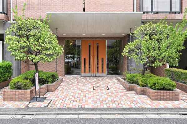 不在時に便利な宅配ボックスがございます。徒歩圏内で複数路線・駅利用可能、交通至便な立地です。