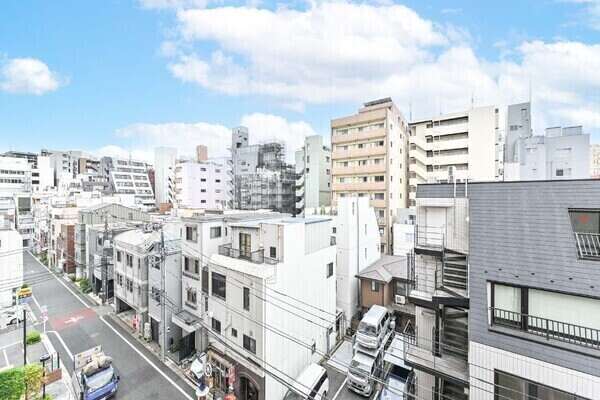 周囲は住宅やマンションが立ち並ぶエリア。複数の買い物施設が徒歩圏内に揃い、日々のお買い物に便利です。