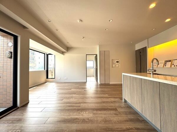 LDKは合わせて約19.4帖の広々空間。2つの南向きバルコニーに面し、暖かな光が入り込みます。