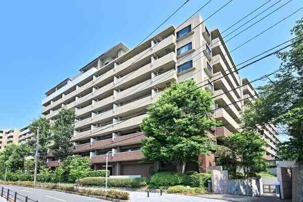 京王井の頭線「高井戸」駅徒歩5分、同線「浜田山」も利用可能。RC造地上9階地下1階建マンションです。