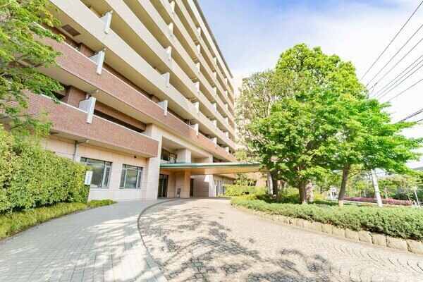 オートロックやモニタ付きインターホンが採用されているマンションです。防犯面に配慮されています。
