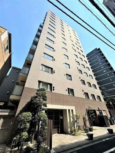 三菱地所分譲「パークハウス」シリーズ。3面接道の開放的な立地形状にあり、全戸角住戸設計の住まいです。