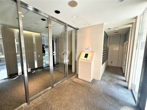 防犯性の高いオートロック付き。共用部に宅配ボックスあり。三菱地所コミュニティによる日勤管理体制です。