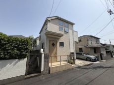 2017年1月築。南向きバルコニー付きの陽当り良好な2階建の住まい。JR中央線「国立」駅徒歩15分。