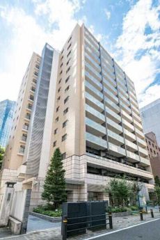 東京メトロ日比谷線「神谷町」駅徒歩3分、「虎ノ門ヒルズ」駅徒歩6分。3線4駅利用可能な立地です。
