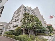 地上6階建、総戸数72戸。京王井の頭線「富士見ヶ丘」駅徒歩9分の地に佇む、オートロックマンション。