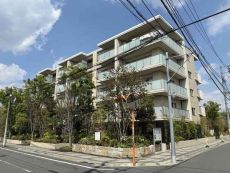 小田急線「喜多見」駅 徒歩4分の立地。2022年1月築、積水ハウス他分譲、地上5階建マンション。