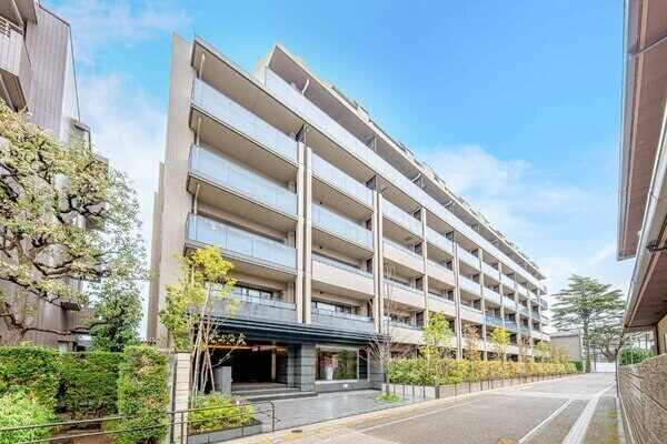 三菱地所レジデンス分譲マンション。LDと洋室(約4.5帖)が南向きバルコニーに面し、陽当り良好です。