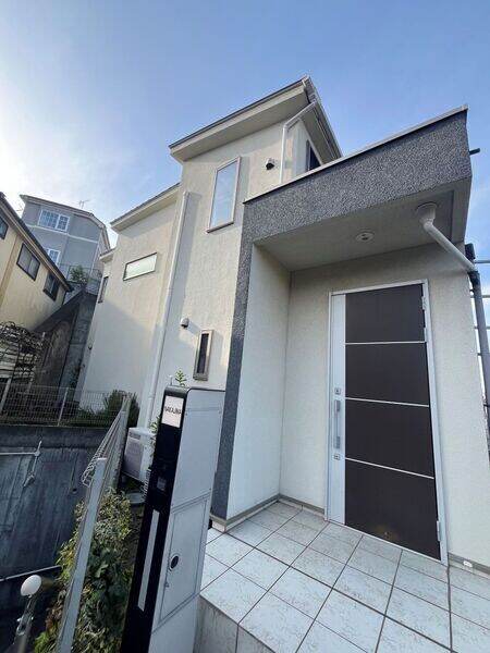 高台に位置し、陽当り・通風・眺望に恵まれた、2階建の住まい。太陽光パネル搭載のオール電化住宅です。