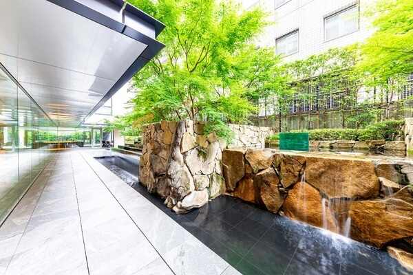 都心の高台にあたる千代田区。そのなかでも、豊かな自然を擁する皇居を望めるのが三番町です。