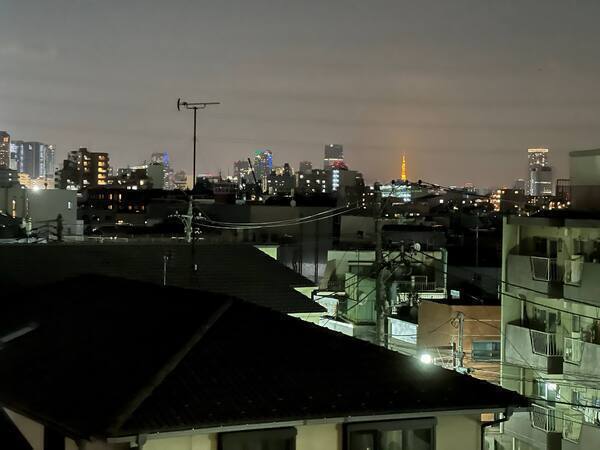 東京タワーが灯る夜の景色をご覧いただけます(天候による)。昼と夜で違った雰囲気の眺望が楽しめます。