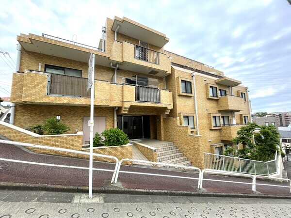 南向きの高台に佇む「ライオンズマンション徳丸」。緑の豊かな住環境です。