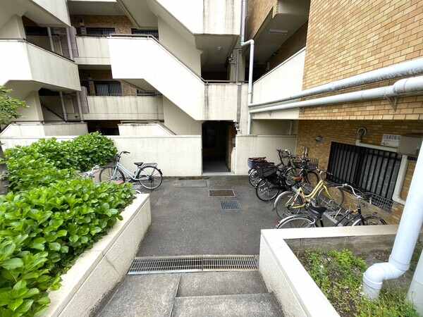 敷地内には33台分の駐輪場があります。