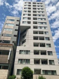 2013年9月築。南青山の人気ストリート「骨董通り」沿いに佇むマンション