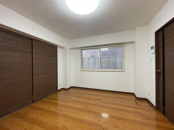 キッチンに通じる洋室。
