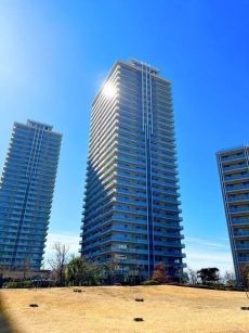 2004年12月築、地上28階地下1階建レジデンス。交通・買物・公園がバランスよく揃う住環境です。