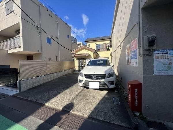 南側道路に面し、陽当たり良好。診察室のスペースがあり、ご自宅でビジネスをしたい方にもおすすめです。