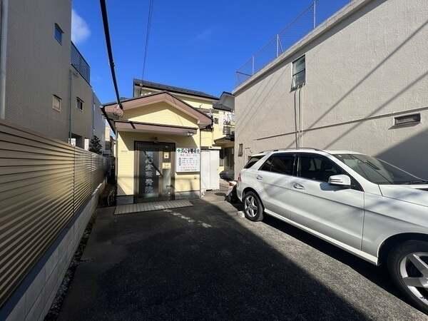 敷地面積177.38平米。並列で2台駐車可能な、カースペースが設けられています(車種による)。