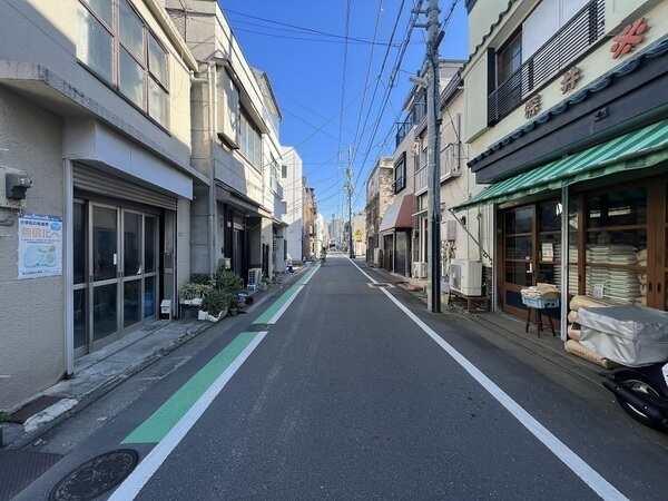前面道路は幅員約5.4mの直線道路。アスファルト舗装済で、自転車やベビーカーでも通行しやすいです。