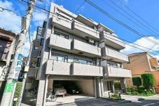 小田急線「経堂」駅徒歩9分で利便性が高い立地です。専用庭＆テラス付きの開放的な角住戸です。