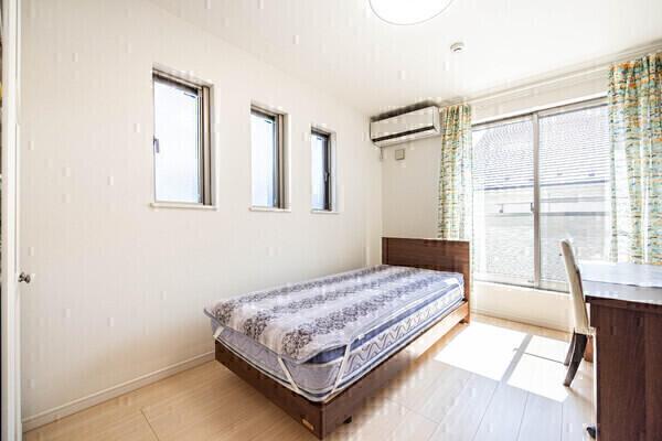 洋室(６帖)＋WIC(2.0帖)。南東向きでバルコニーからの陽光が暖かい明るいお部屋です。