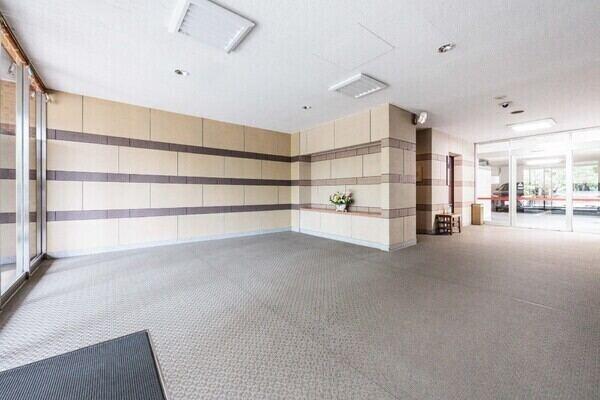 三菱地所コミュニティによって日勤管理されています。共用部は共用部は手入れが行き届き、清潔です。