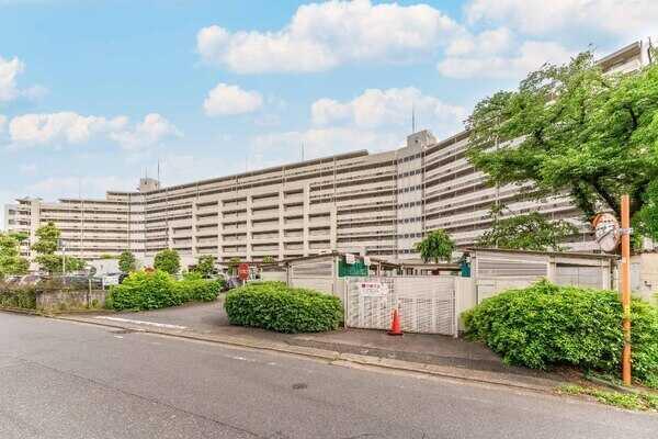 総戸数164戸の大規模マンション。身近にドラッグストアやスーパーが点在し、便利な暮らしが叶います。