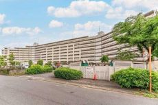 総戸数164戸の大規模マンション。身近にドラッグストアやスーパーが点在し、便利な暮らしが叶います。