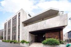 2019年2月築の低層レジデンス。東急田園都市線「三軒茶屋」駅へ徒歩11分、閑静な住宅街に立地。