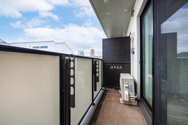 日中の長い時間陽光が注ぐ西向きバルコニーです。物干し金物付き。晴れた日には爽快な青空が望めます。