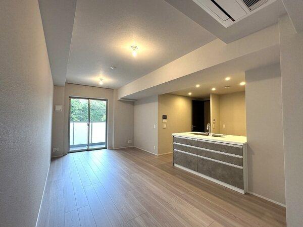 東向きバルコニーに面したLDKは約16.6帖。2025年7月リフォーム実施の綺麗な室内です。