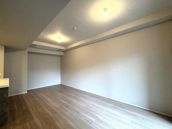 インテリアのテイストを選ばないシンプルな内装でまとめられています。お気に入りの家具も映えそうです。