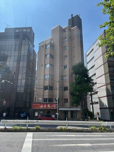 外観（中央のマンション）２０２３．０９撮