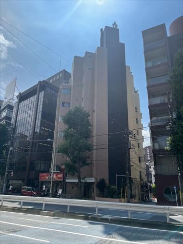 外観（中央のマンション）２０２３．０９撮