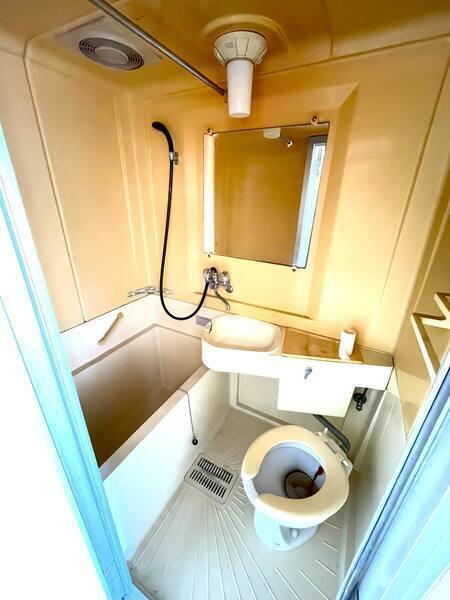 3点ユニットバスが設けられ、鏡も設置されています。トイレの床も水掃除ができるため、衛生的です。