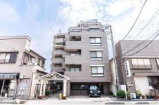 東武伊勢崎線「梅島」駅徒歩10分の立地。3階部分の南西角住戸、南向きにつき陽当り・通風良好です。