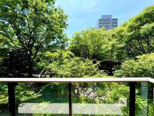 緑豊かな眺望有。3面にバルコニーが備わっており、各バルコニーから異なった景色が楽しめます。